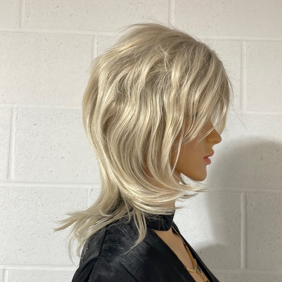NWT 13” pale whiter blonde ash blonde matte puff top layered unisex wig shaggy